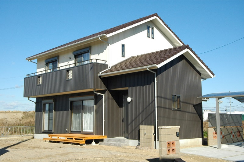 Aménagement d'une façade de maison métallique asiatique de taille moyenne et à un étage.