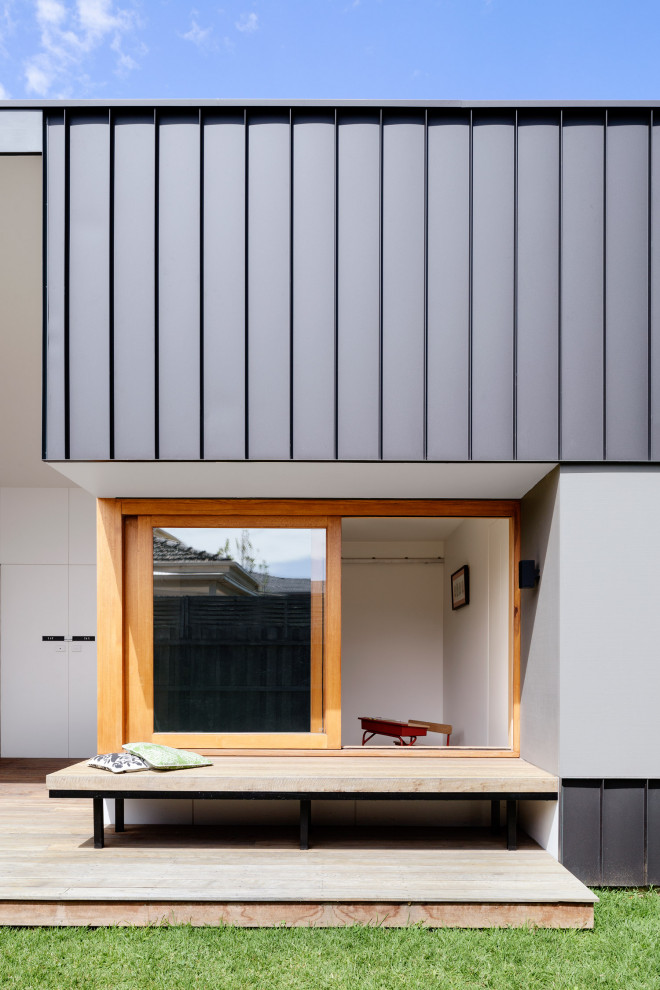Immagine della villa grigia contemporanea a un piano di medie dimensioni con rivestimento in metallo, tetto a capanna, copertura in metallo o lamiera e tetto grigio