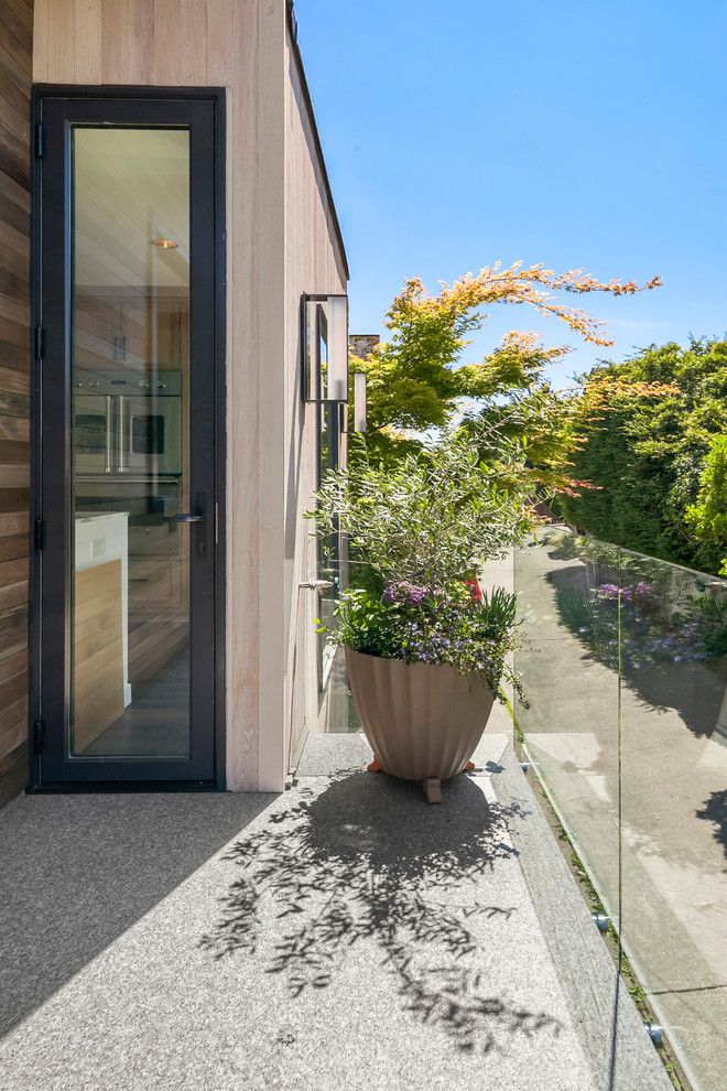 Balcony - mid-sized contemporary balcony idea in Seattle with a roof extension