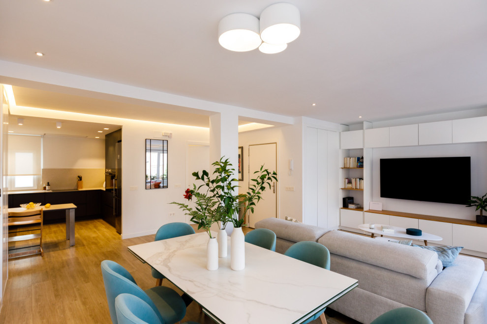 Immagine di una sala da pranzo aperta verso il soggiorno design con pareti bianche, pavimento in gres porcellanato e pavimento beige