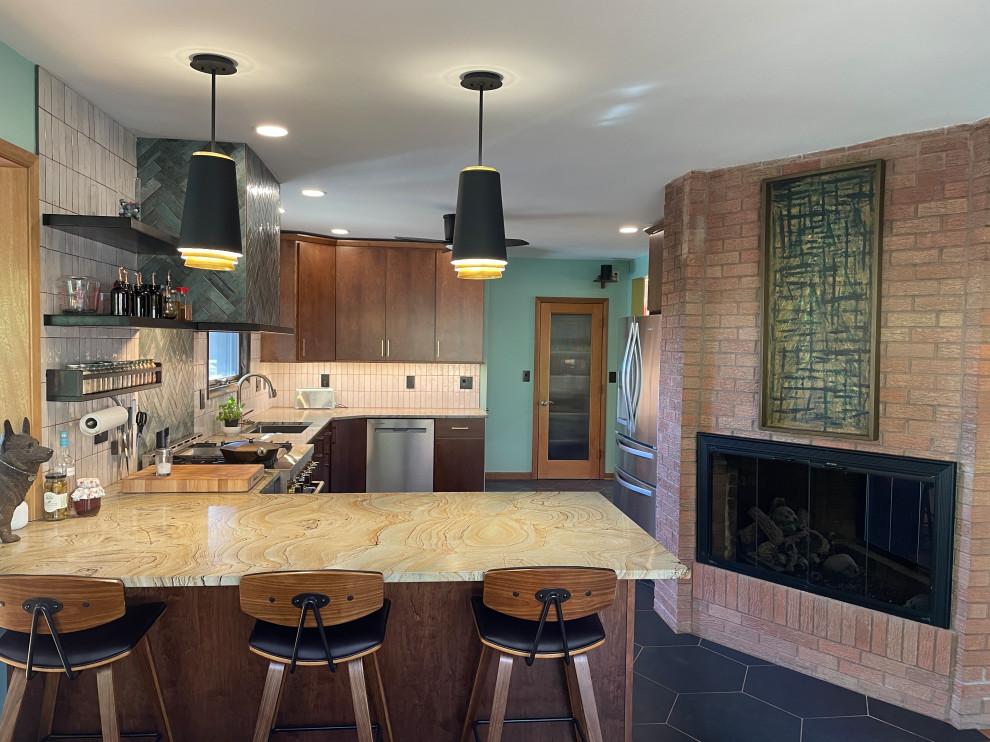 Idéer för ett mellanstort retro grön kök, med en undermonterad diskho, öppna hyllor, skåp i mellenmörkt trä, bänkskiva i kvartsit, grönt stänkskydd, stänkskydd i porslinskakel, rostfria vitvaror, klinkergolv i keramik, en halv köksö och svart golv