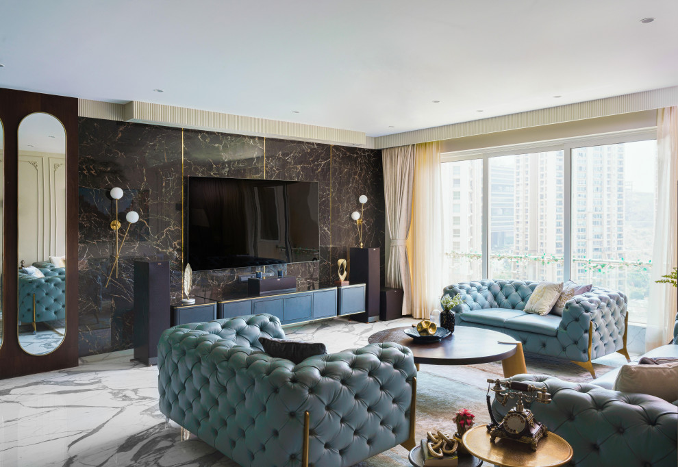 Immagine di un grande soggiorno minimalista aperto con sala formale, pareti beige, nessun camino, TV a parete, pavimento bianco, pannellatura e pavimento in marmo