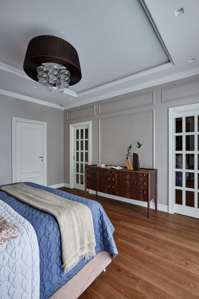 This is an example of a transitional bedroom in Moscow.