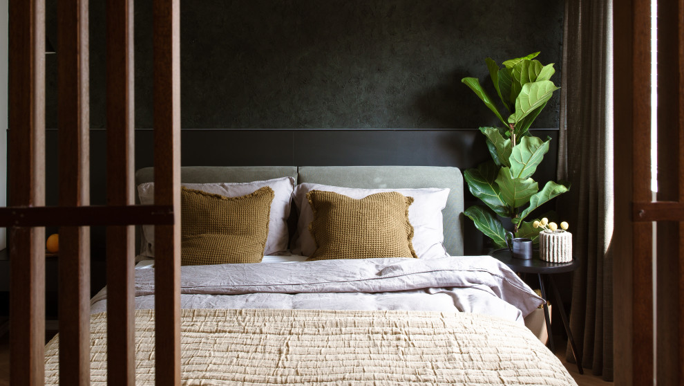 Пример оригинального дизайна: хозяйская спальня с зелеными стенами