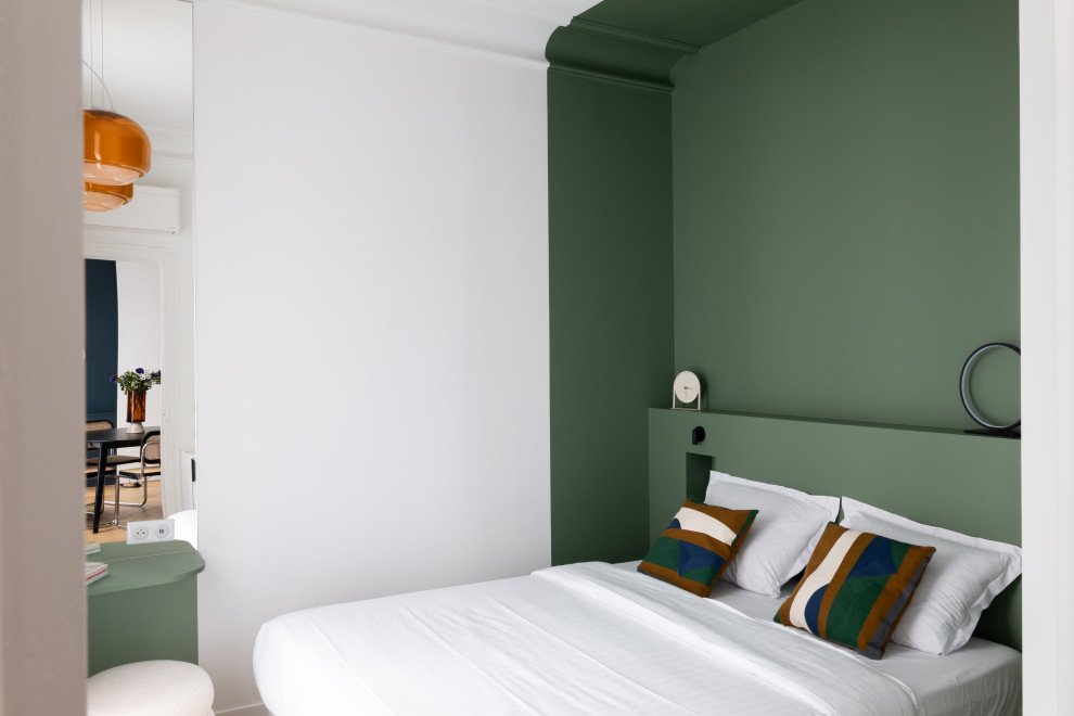 Идея дизайна: гостевая спальня среднего размера, (комната для гостей) в стиле фьюжн с разноцветными стенами, светлым паркетным полом и коричневым полом без камина