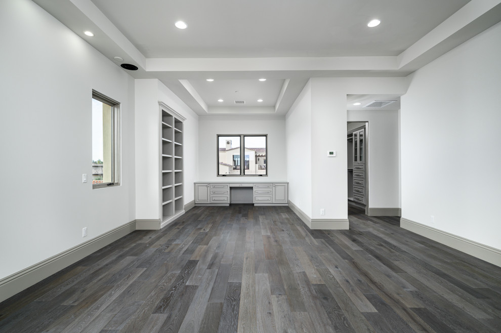 Inspiration pour une grande chambre minimaliste avec un mur blanc, parquet foncé, un sol gris et un plafond décaissé.