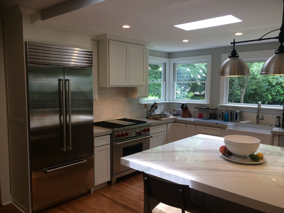Eat-in kitchen - mid-sized transitional l-shaped eat-in kitchen idea in Charleston with an island