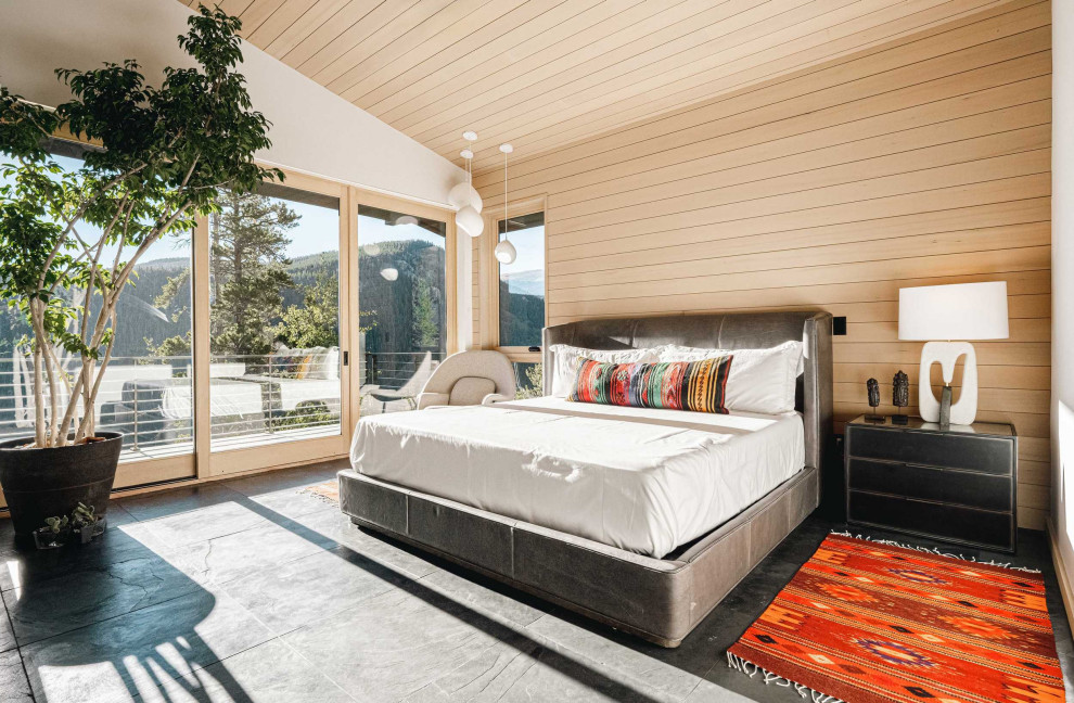 Пример оригинального дизайна: хозяйская спальня в современном стиле с полом из керамической плитки и деревянным потолком