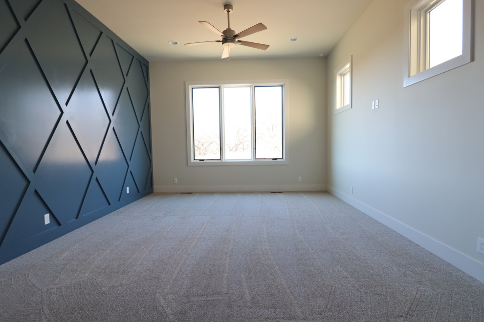 オマハにあるトランジショナルスタイルのおしゃれな主寝室 (青い壁、カーペット敷き、羽目板の壁) のレイアウト
