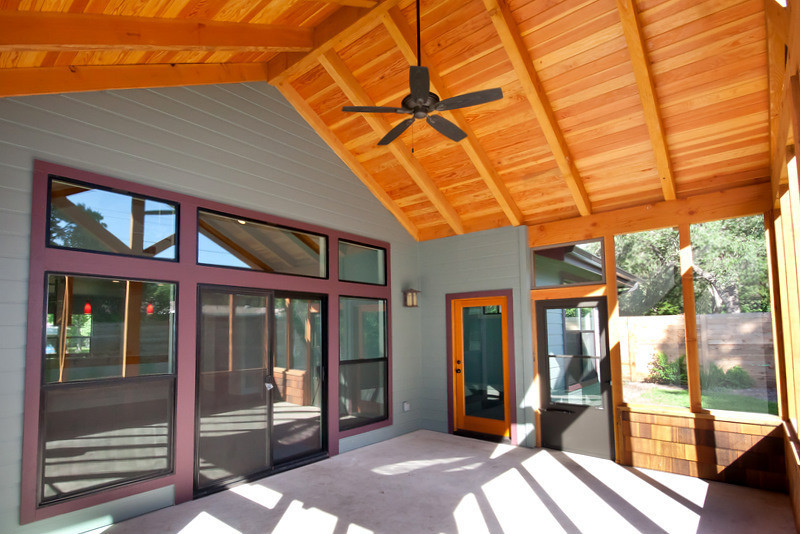 This is an example of a contemporary verandah in Austin.