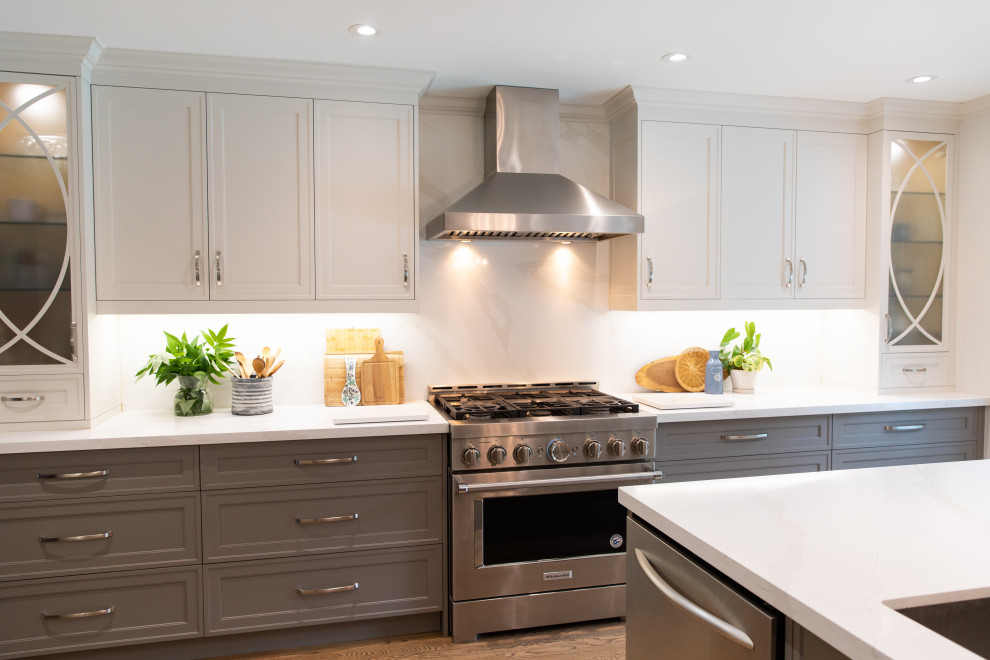 Kitchen - transitional kitchen idea in Toronto