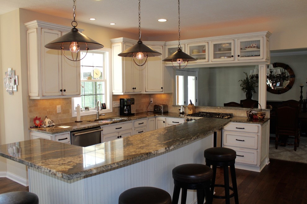 Design ideas for a large country kitchen in Columbus.