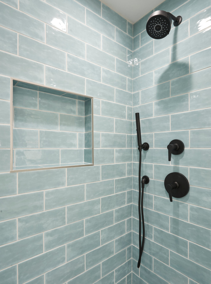 На фото: главная ванная комната среднего размера в стиле неоклассика (современная классика) с фасадами с утопленной филенкой, коричневыми фасадами, отдельно стоящей ванной, угловым душем, синей плиткой, керамогранитной плиткой, полом из керамогранита, столешницей из кварцита, серым полом, душем с распашными дверями, белой столешницей, тумбой под две раковины и напольной тумбой