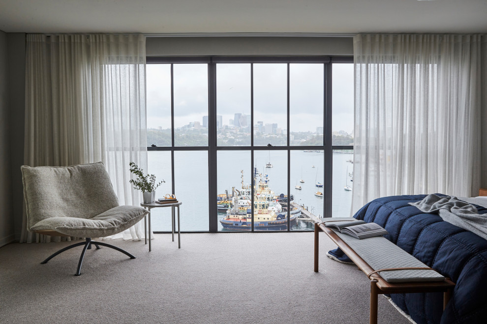Mittelgroßes Modernes Hauptschlafzimmer mit Tapetenwänden in Sydney
