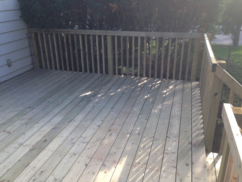 Inspiration for a small timeless backyard deck remodel with no cover