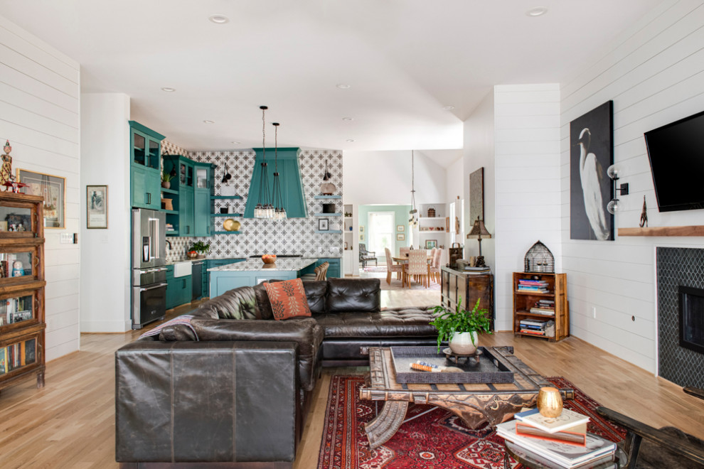Example of a transitional home design design in Houston