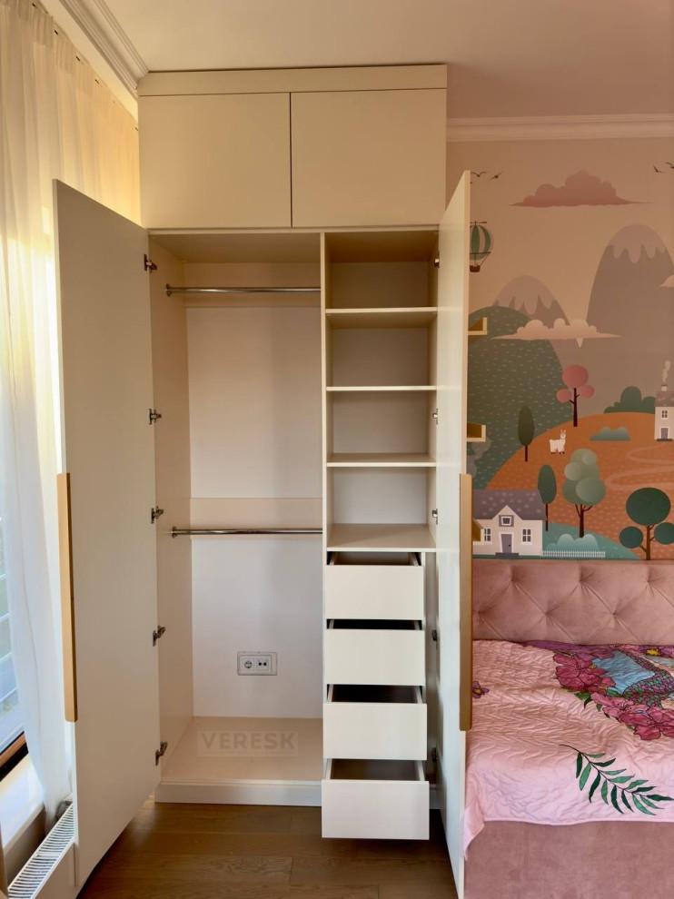 Распашные шкафы