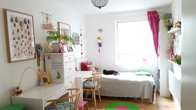 girls's bedroom 