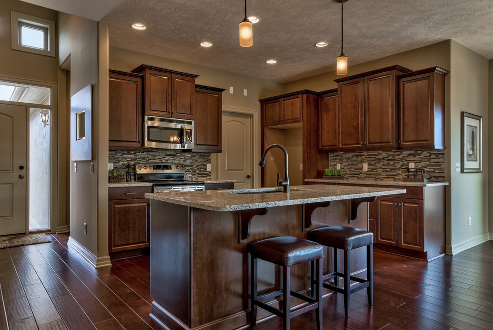 Inspiration for a traditional eat-in kitchen in Omaha with granite benchtops.