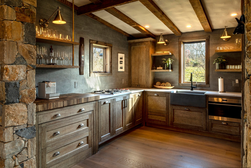 Foto på ett litet rustikt kök, med mellanmörkt trägolv