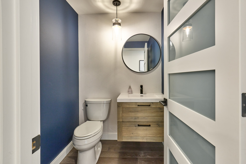 Idées déco pour un WC et toilettes moderne en bois brun de taille moyenne avec un placard à porte plane, WC à poser, un mur bleu, parquet foncé, un lavabo encastré, un plan de toilette en quartz, un sol blanc, un plan de toilette blanc et meuble-lavabo suspendu.