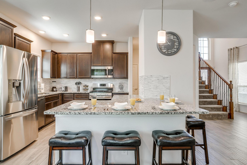 Transitional kitchen photo in Dallas