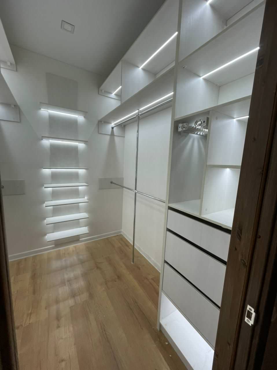 Гардеробная с подсветкой