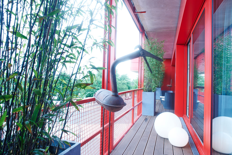 Überdachter, Geräumiger Industrial Balkon mit Kübelpflanzen und Stahlgeländer in Berlin