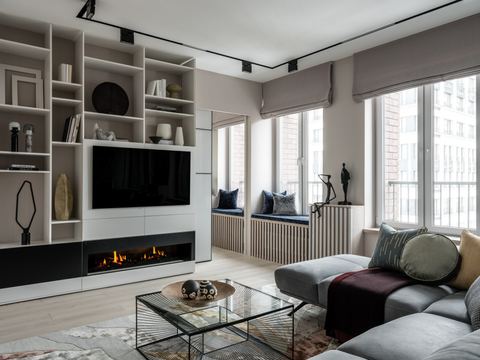 Idee per un grande soggiorno design con pareti grigie, parquet chiaro, camino lineare Ribbon, TV a parete e pavimento beige