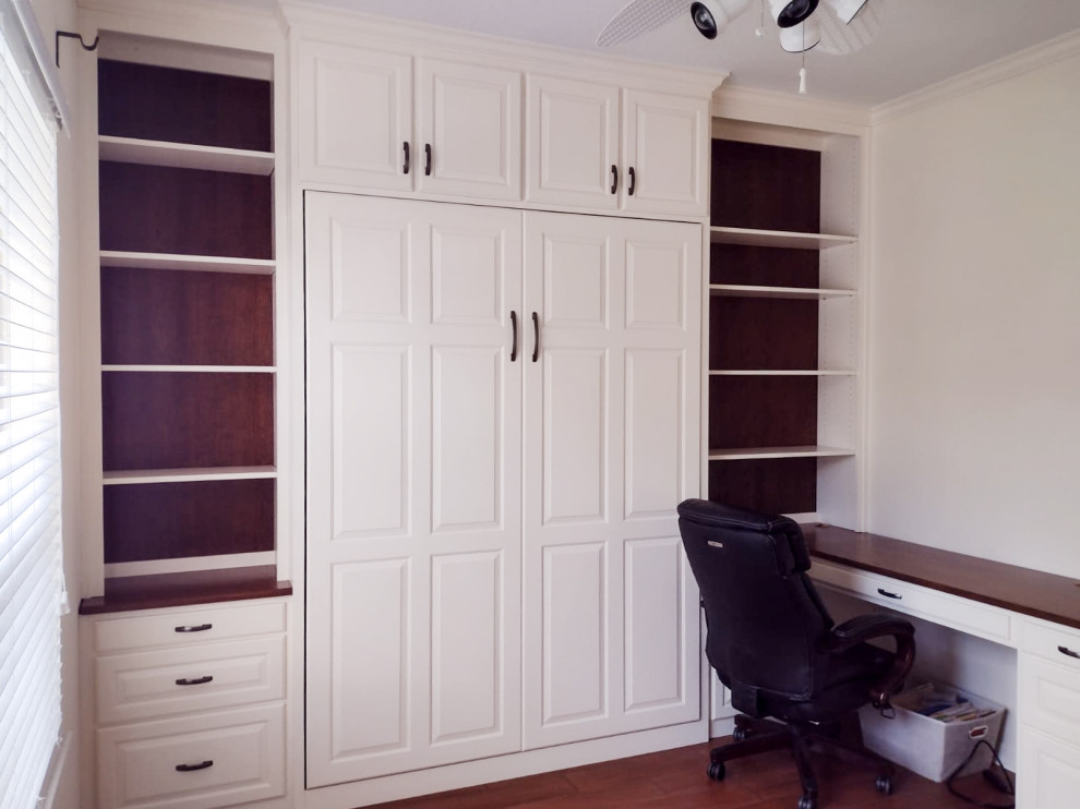 Mittelgroßes Klassisches Arbeitszimmer mit weißer Wandfarbe und Einbau-Schreibtisch in Tampa