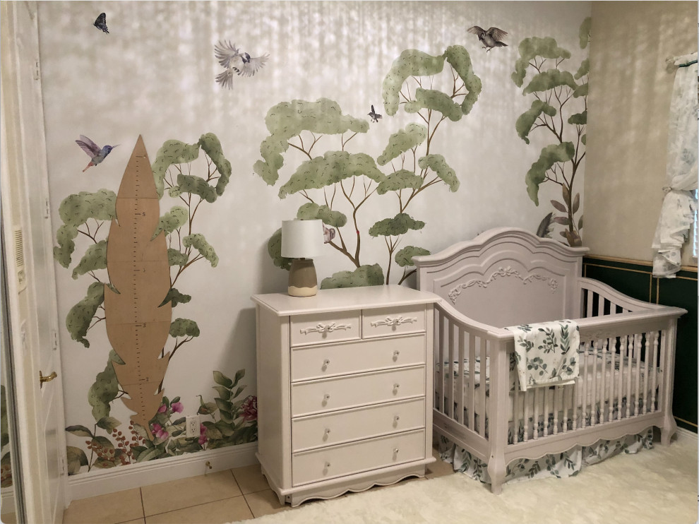 Ispirazione per una cameretta per neonati neutra classica di medie dimensioni con pareti beige, moquette, pavimento bianco e carta da parati