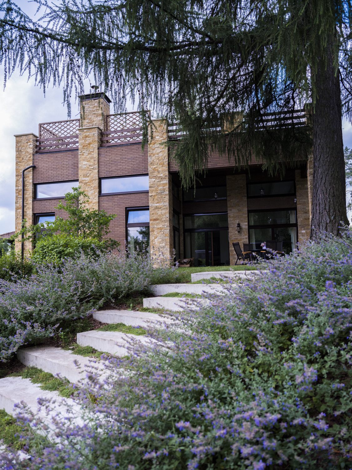 Лестница в нижний сад