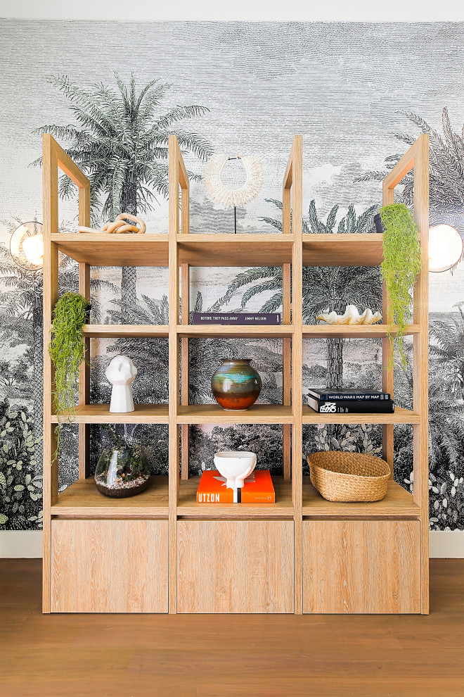 Kleines, Offenes Modernes Wohnzimmer mit weißer Wandfarbe, hellem Holzboden, TV-Wand, braunem Boden und Tapetenwänden in Sydney