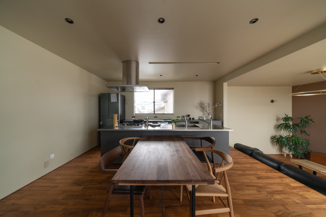 海を眺める7層スキップフロアの家 montagne-salle-a-manger