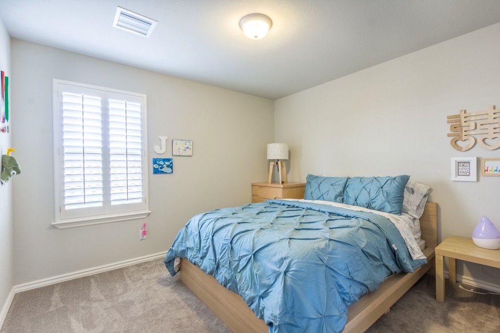Example of a transitional home design design in Austin