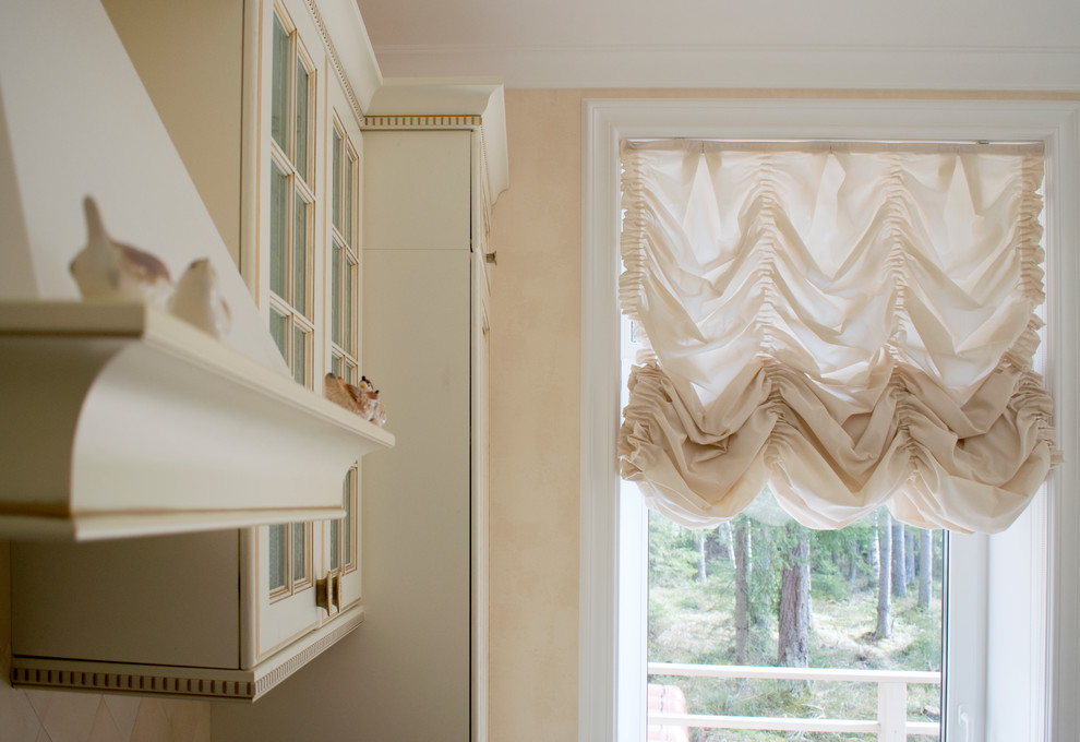 Французские шторы в интерьере кухни.