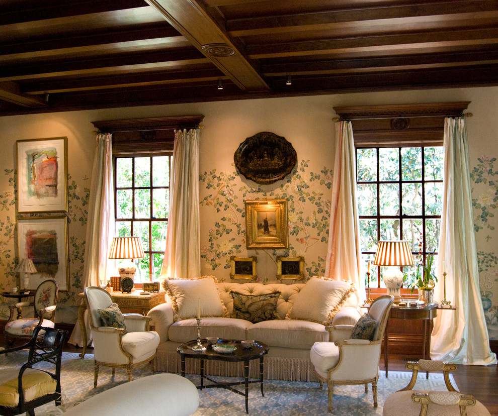 Photo of a traditional family room in Dallas.