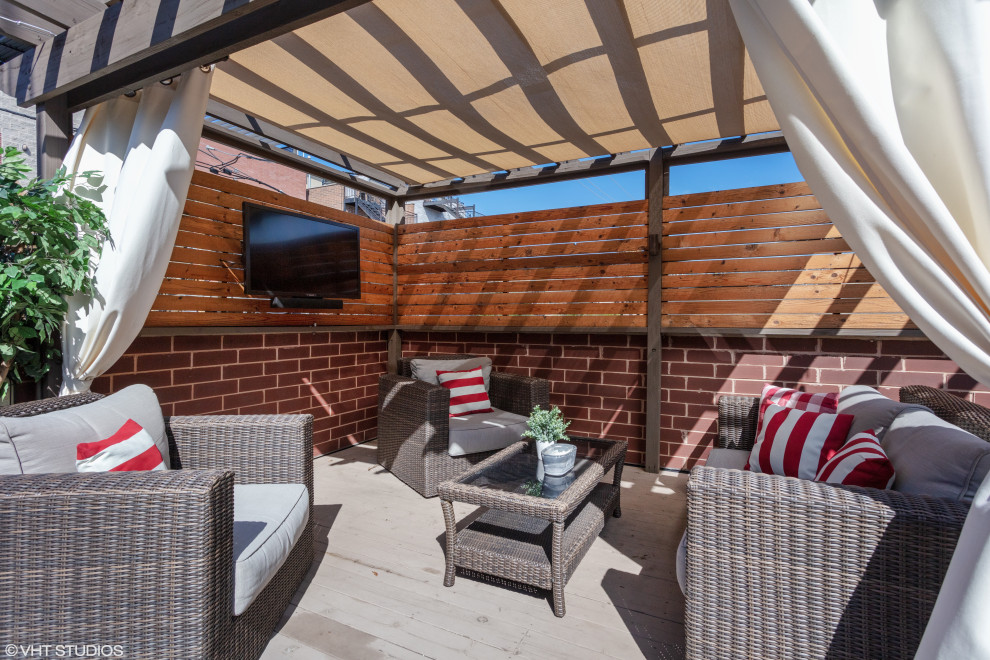 Inspiration for a transitional deck remodel in Chicago