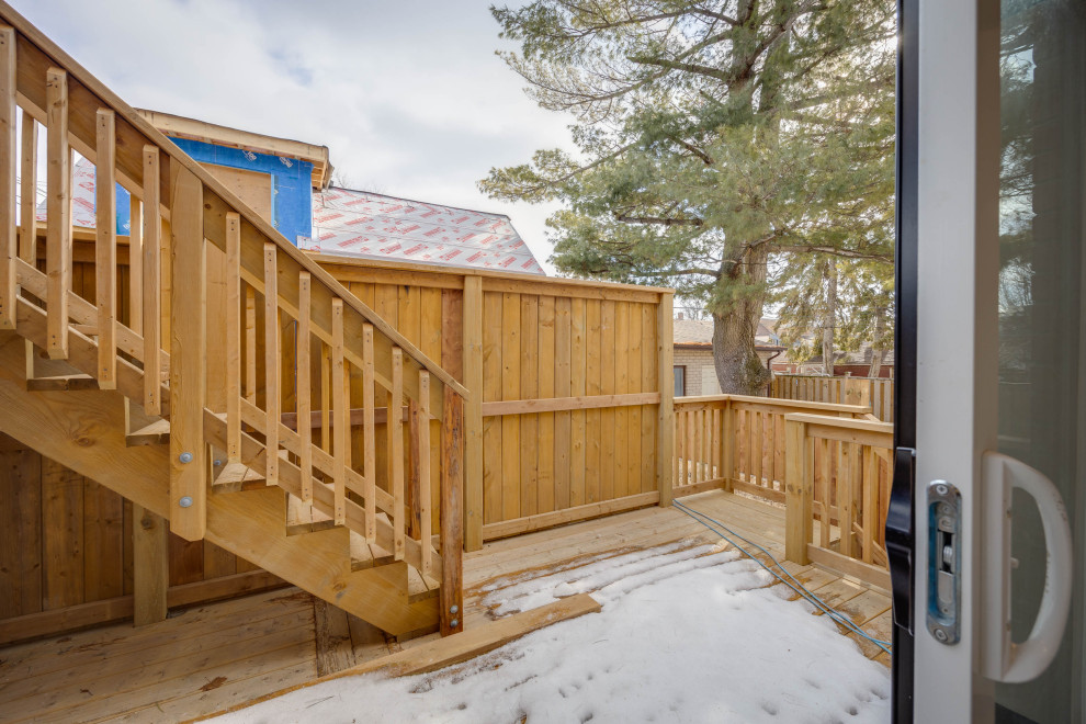 Example of an eclectic deck design in Toronto