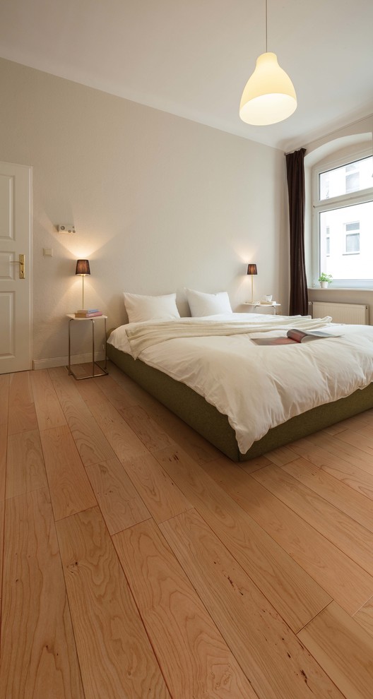 Пример оригинального дизайна: спальня в стиле неоклассика (современная классика) с белыми стенами и светлым паркетным полом без камина