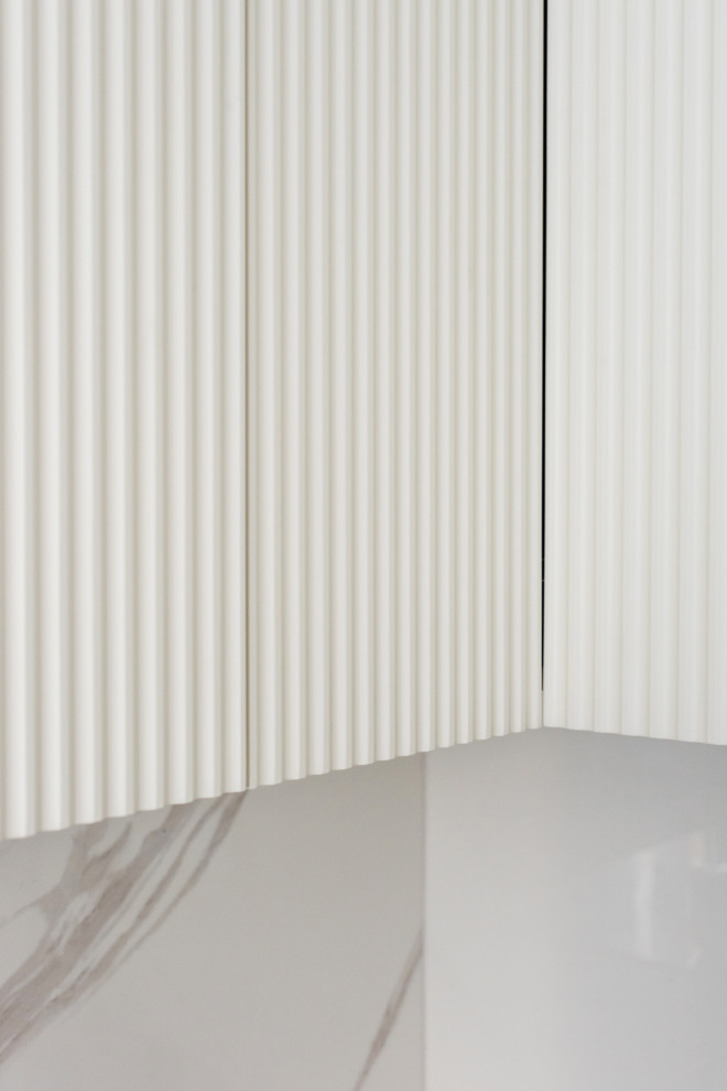 Бежевая кухня с рельефными фасадами