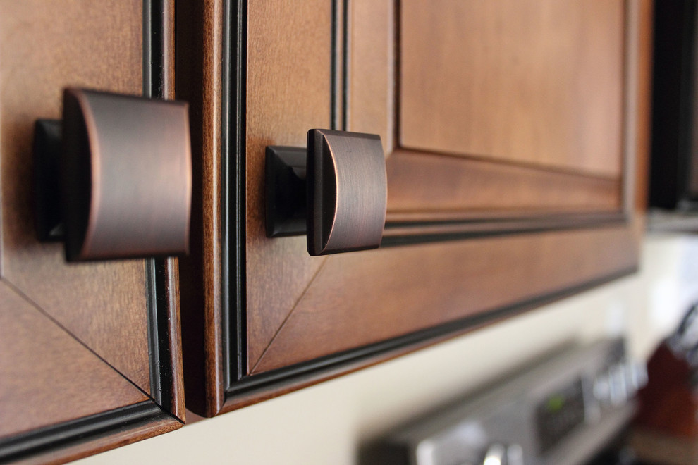 Example of a transitional l-shaped kitchen design in Columbus with an undermount sink, recessed-panel cabinets, medium tone wood cabinets, quartz countertops, stainless steel appliances and an island