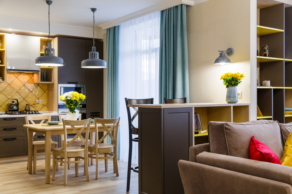 Разноцветная двухкомнатная квартира для девушки, которая любит вязать.