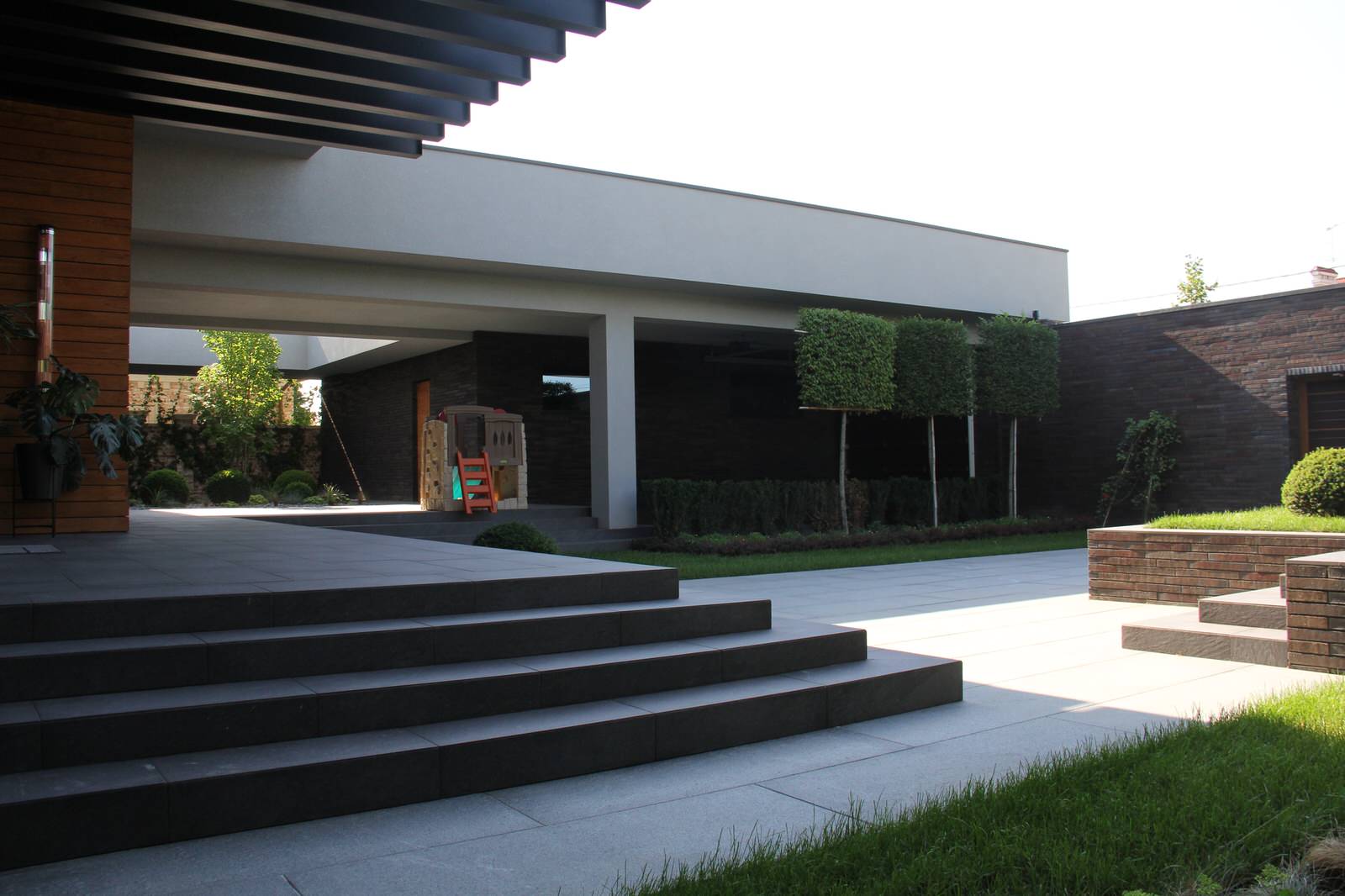 Реализованный проект частного одноэтажного дома в современном стиле