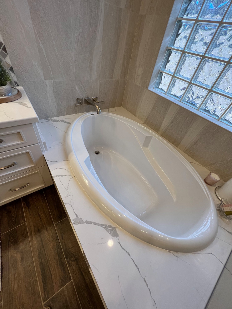 Example of a transitional bathroom design in Phoenix
