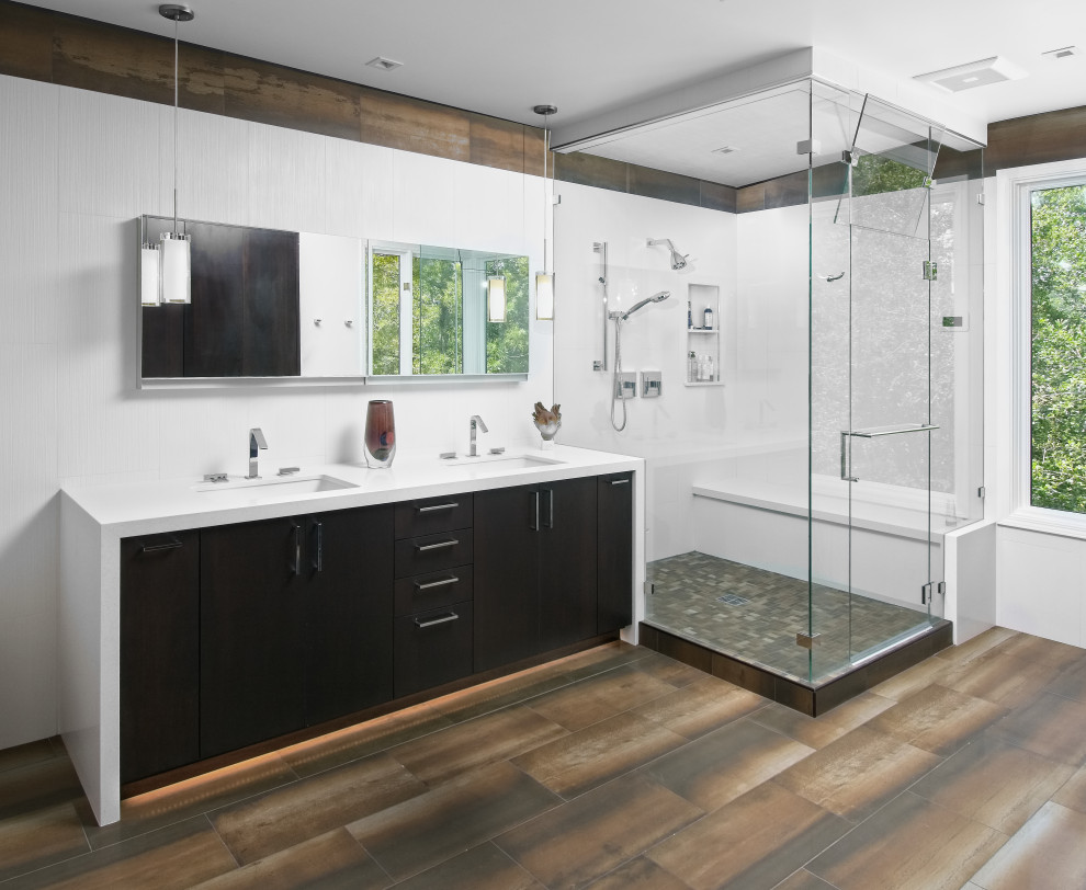 Modern inredning av ett mellanstort vit vitt en-suite badrum, med släta luckor, ett platsbyggt badkar, en dusch/badkar-kombination, vit kakel, vita väggar, ett undermonterad handfat, bänkskiva i kvarts och med dusch som är öppen
