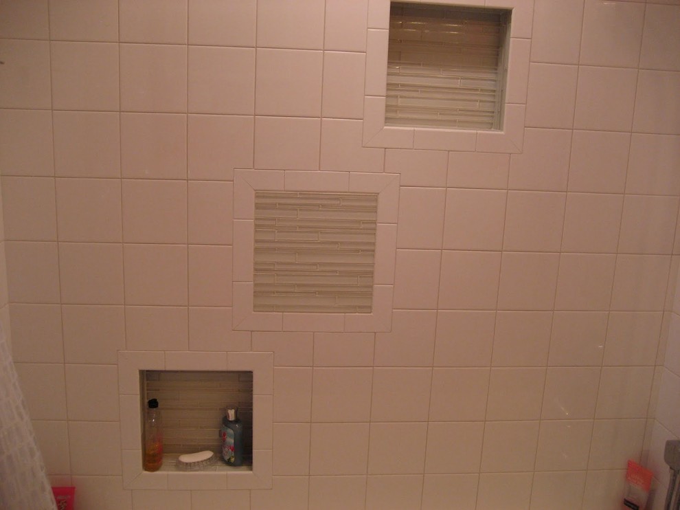Design ideas for a modern bathroom in Houston.