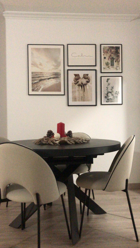 Ejemplo de comedor moderno de tamaño medio con paredes blancas, suelo de madera en tonos medios y suelo marrón