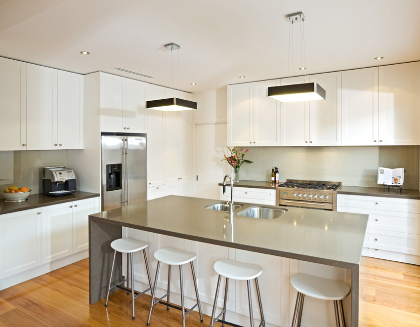 Inspiration for a mid-sized traditional kitchen in Melbourne with shaker cabinets.
