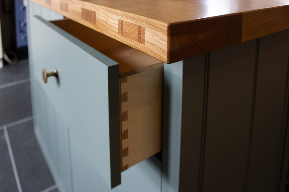 Example of a classic kitchen design in Devon